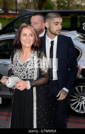 Zayn Malik et sa mère Trisha assistent aux British Asian Awards 2015 au Grosvenor House Hotel, Londres. APPUYEZ SUR ASSOCIATION photo. Date de la photo: Vendredi 17 avril 2015. Le crédit photo devrait se lire comme suit : Doug Peters/PA Wire Banque D'Images