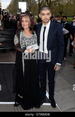 Zayn Malik et sa mère Trisha assistent aux British Asian Awards 2015 au Grosvenor House Hotel, Londres. APPUYEZ SUR ASSOCIATION photo. Date de la photo: Vendredi 17 avril 2015. Le crédit photo devrait se lire comme suit : Doug Peters/PA Wire Banque D'Images