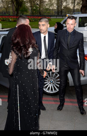 Zayn Malik et sa mère Trisha assistent aux British Asian Awards 2015 au Grosvenor House Hotel, Londres. APPUYEZ SUR ASSOCIATION photo. Date de la photo: Vendredi 17 avril 2015. Le crédit photo devrait se lire comme suit : Doug Peters/PA Wire Banque D'Images