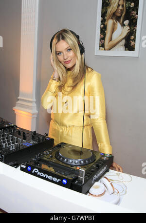 Laura Whitmore participe à la fête de lancement de Magnum Pink et Magnum Black, à l'Institute of Contemporary Arts de Londres. Banque D'Images