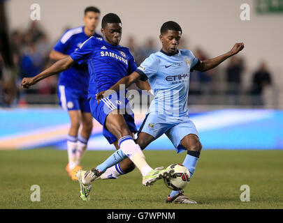 Football - FA Youth Cup - final - First Leg - Manchester City / Chelsea - City football Academy Stadium.Fikayo Tomori de Chelsea et Isaac Buckley de Manchester City (à droite) se battent pour le ballon Banque D'Images