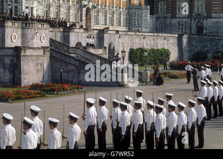 Divisions sur le terrain de parade du Britannia Royal Naval College, Dartmouth, où le Prince de Galles commence un cours de six semaines en septembre. Banque D'Images