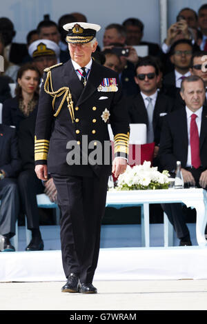 Le prince de Galles assiste à un service international de commémoration au mémorial de la ville de se tenir en Turquie lors des commémorations marquant le 100e anniversaire de l'une des pires catastrophes militaires de Grande-Bretagne. Banque D'Images