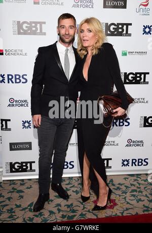 Charlie Condou et Michelle Collins (à droite) arrivent aux British LGBT Awards à l'hôtel Landmark de Londres. Banque D'Images