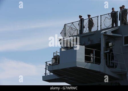 Le personnel de la Marine royale embarque à bord du HMS bulwark près d'Eceabas, en Turquie, comme le Premier ministre David Cameron a annoncé qu'il enverrait le vaisseau amiral de la Marine, le HMS bulwark, pour participer à une mission de recherche et de sauvetage renforcée en Méditerranée. Mais il a insisté sur le fait que la Grande-Bretagne ne devait pas offrir l'asile aux migrants qu'elle a cuechés depuis la mer. Banque D'Images