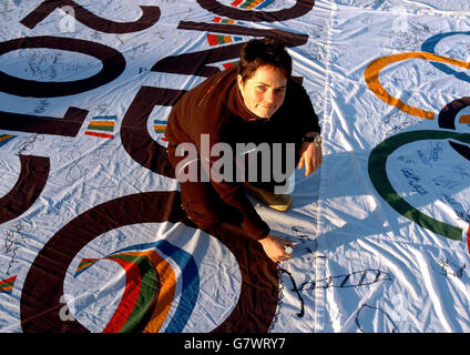 Candidature olympique de Londres 2012 - le géant de Londres 2012 fait de la Grande-Bretagne un drapeau de fierté.Une yachtswoman brisant des records, Dame Ellen MacArthur signe le drapeau à Coventry. Banque D'Images