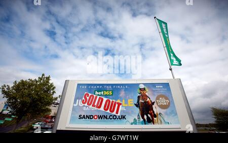 Des panneaux « sortez » à l'extérieur de Sandown Park pour la finale du saut de 365 au champ de courses de Sandown, Surrey. Banque D'Images