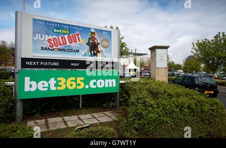 Courses hippiques - bet365 Jump finale - Sandown Racecourse.Des panneaux « sortez » à l'extérieur de Sandown Park pour la finale du saut de 365 au champ de courses de Sandown, Surrey. Banque D'Images