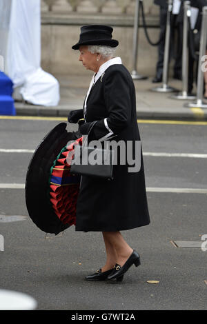 La reine Elizabeth II se prépare à déposer une couronne au Cenotaph lors de la commémoration nationale du centenaire de la campagne Gallipoli et de la Journée de l'ANZAC à Whitehall, Londres. Banque D'Images