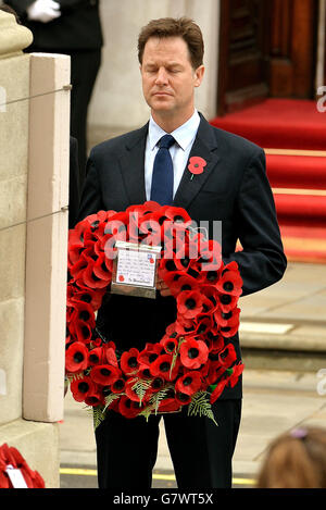 Nick Clegg, le dirigeant libéral démocrate, dépose une couronne au Cenotaph lors de la commémoration nationale du centenaire de la campagne de Gallipoli et de la Journée de l'ANZAC à Whitehall, Londres. Banque D'Images