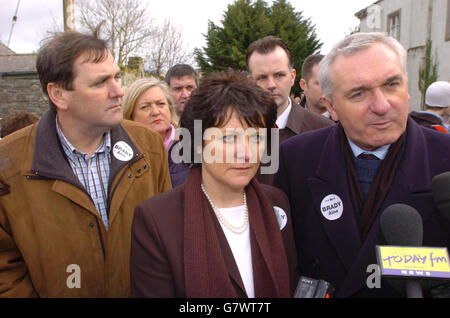 Fianna Fail candidate pour le Meath par élection, Aine Brady, en démarchant à Navan avec un Taoiseach, Bertie Ahern (à droite) et son frère, le ministre d'État, Tom Kitt (à gauche). Banque D'Images