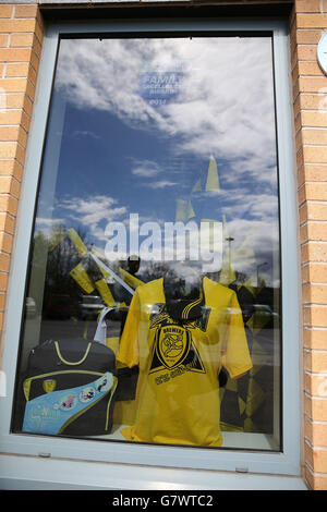 Marchandise à vendre avant le match de la Sky Bet League Two au stade Pirelli, Burton. APPUYEZ SUR ASSOCIATION photo. Date de la photo: Samedi 25 avril 2015. Voir PA Story SOCCER Burton. Le crédit photo devrait se lire comme suit : Barrington Coombs/PA Wire. Banque D'Images