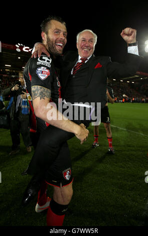 Elliott Ward de Bournemouth (à gauche) célèbre avec le président Jeff Mostyn après le coup de sifflet final lors du match du championnat Sky Bet à Dean court, à Bournemouth. Banque D'Images