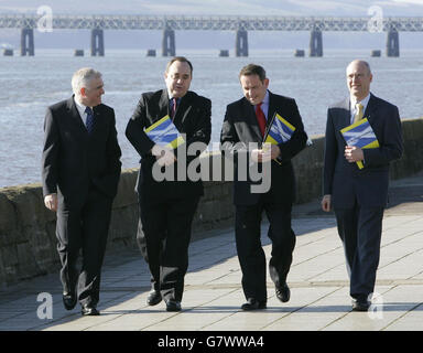 Chef du Parti national écossais Alex Salmond député (centre-gauche), Jim Mather M.S.P.(À gauche) avec Joe Fitzpatrick (à l'extrême droite) le candidat à l'élection du S.N.P Dundee West Westminster et Stuart Hosie (deuxième à droite) le candidat à l'élection de Dundee East Westminster. Banque D'Images