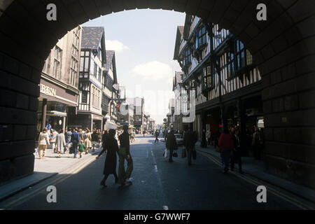 Vue sur Foregate Street depuis le dessous de la porte est de Chester. Banque D'Images