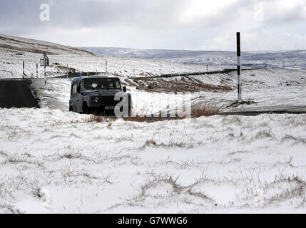 Neige sur les hauts terrains des Pennines au-dessus du col des Butterbbaignoire à Swaledale, comme le temps froid insaisonnier est retourné dans certaines parties du Royaume-Uni. Banque D'Images