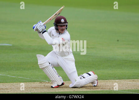 Cricket - LV= Championnat du comté - Division 2 - Surrey / Essex - The Kia Oval.Rory Burns de Surrey en action de coups de matraque Banque D'Images