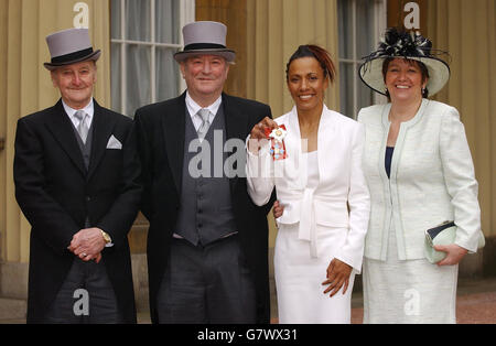 La double médaillée d'or olympique Dame Kelly Holmes (deuxième à droite) avec sa mère PAM Thomson, son père Mick Norris et son grand-père Geoff Norris (à gauche), après avoir reçu sa Dame Commandant de l'ordre de l'Empire britannique de la reine Elizabeth II Banque D'Images