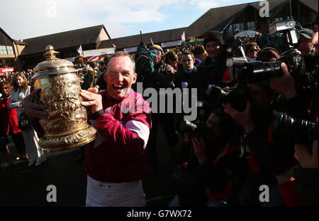 Paul Carberry célèbre la victoire de la coupe d'or de Punchartown Bibby Financial Services Ireland sur Don Cosaque lors de la coupe d'or de Punchartown Ireland Services Ireland Punchartown au champ de courses de Punchartown, Co. Kilare, Irlande. APPUYEZ SUR ASSOCIATION photo. Date de la photo: Mercredi 29 avril 2015. Voir PA Story RACING Punchestown. Le crédit photo devrait se lire comme suit : Brian Lawless/PA Wire Banque D'Images