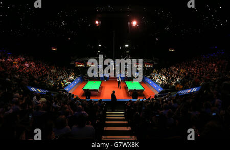 Ronnie O'Sullivan entre dans l'arène pour la séance du soir au cours du douze jour des Championnats du monde de Betfred au Crucible Theatre, Sheffield. Banque D'Images