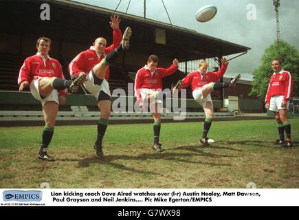 Dave Alred, entraîneur de coups de pied des Lions, surveille (du l au r) Austin Healey, Matt Dawson, Paul Grayson et Neil Jenkins Banque D'Images