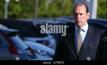 L'ancien chef gendarme de Merseyside, Sir Norman Bettison, arrive pour témoigner à l'enquête Hillsborough à Warrington, sur son rôle le jour de la tragédie semi-finale de la coupe FA de 1989 et sur la collecte de preuves policières pour l'enquête Taylor. Banque D'Images