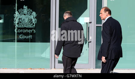 L'ancien chef gendarme de Merseyside Sir Norman Bettison (à droite) arrive pour témoigner à l'enquête Hillsborough à Warrington, sur son rôle le jour de la tragédie semi-finale de la coupe FA de 1989 et pour recueillir des preuves de police pour l'enquête Taylor. Banque D'Images