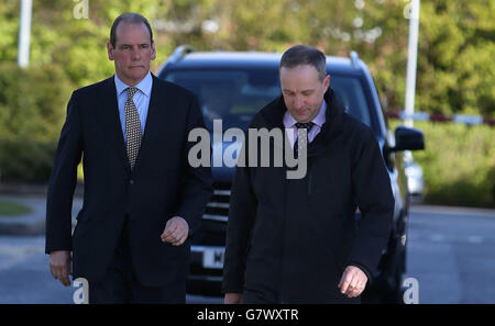 L'ancien chef de la police de Merseyside, Sir Norman Bettison (à gauche), arrive pour témoigner à l'enquête Hillsborough à Warrington, sur son rôle le jour de la tragédie semi-finale de la coupe FA de 1989 et pour recueillir des preuves de police pour l'enquête Taylor. Banque D'Images