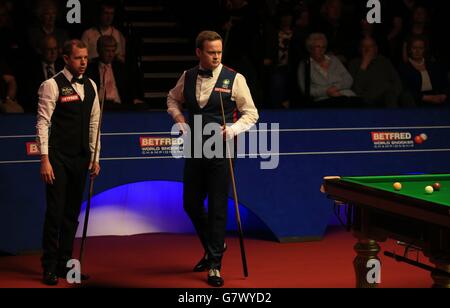 Shaun Murphy (à droite) d'Angleterre lors de son match de demi-finale contre Barry Hawkins d'Angleterre pendant le treize jour des Championnats du monde de Betfred au Crucible Theatre, Sheffield. Banque D'Images