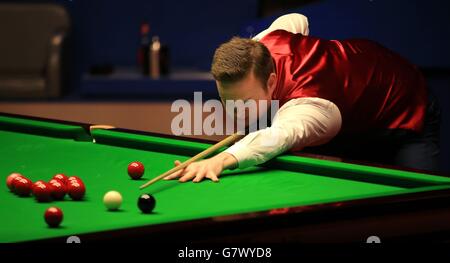 Shaun Murphy d'Angleterre lors de son match de demi-finale contre Barry Hawkins d'Angleterre pendant la séance d'ouverture lors de son match de demi-finale contre Shaun Murphy d'Angleterre pendant le treize jour des Championnats du monde de Betfred au Crucible Theatre, Sheffield. Banque D'Images