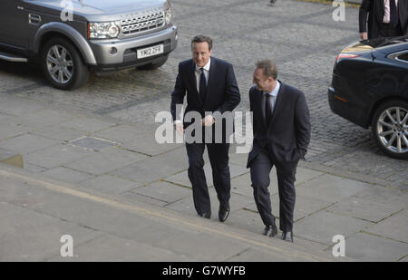 Le Premier ministre David Cameron, à gauche, arrive à participer à un programme spécial de temps des questions de la BBC avec les trois principaux dirigeants du parti à l'hôtel de ville de Leeds, dans le West Yorkshire, pendant la campagne de l'élection générale 2015. Banque D'Images