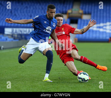 Everton sous 21 David Henen (à gauche) et Liverpool u21 Joe Maguire (à droite) se battent pour le ballon. Banque D'Images