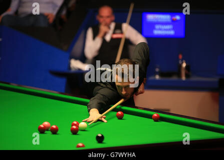 Judd Trump d'Angleterre lors de son match de demi-finale contre Stuart Bingham d'Angleterre pendant le treize jour des Championnats du monde de Betfred au Crucible Theatre, Sheffield. Banque D'Images