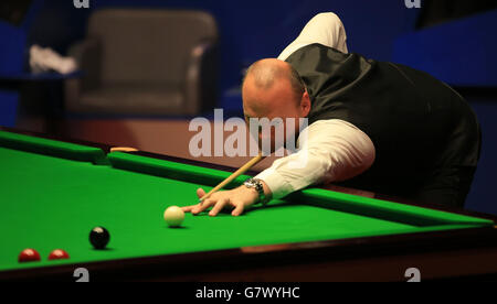 Le champion d'Angleterre Stuart Bingham le champion d'Angleterre Judd Trump lors de sa demi-finale contre le champion d'Angleterre Judd Trump lors du treize jour des championnats du monde de Betfred au Crucible Theatre, Sheffield. Banque D'Images