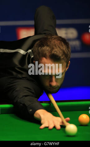 Judd Trump d'Angleterre lors de son match de demi-finale contre Stuart Bingham d'Angleterre pendant le treize jour des Championnats du monde de Betfred au Crucible Theatre, Sheffield. Banque D'Images