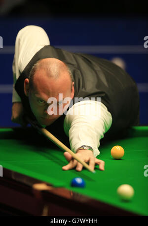 Stuart Bingham d'Angleterre pendant son match de demi-finale contre Judd Trump d'Angleterre pendant le treize jour des Championnats du monde de Betfred au Crucible Theatre, Sheffield. Banque D'Images