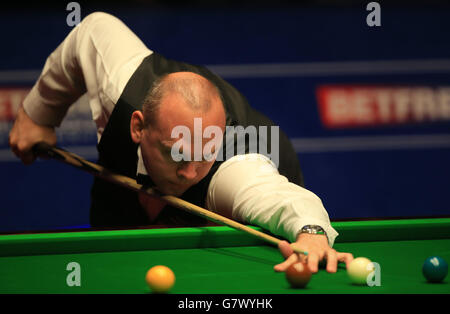 Stuart Bingham d'Angleterre pendant son match de demi-finale contre Judd Trump d'Angleterre pendant le treize jour des Championnats du monde de Betfred au Crucible Theatre, Sheffield. Banque D'Images