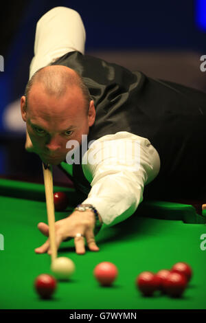 Stuart Bingham d'Angleterre pendant son match de demi-finale contre Judd Trump d'Angleterre pendant le treize jour des Championnats du monde de Betfred au Crucible Theatre, Sheffield. Banque D'Images