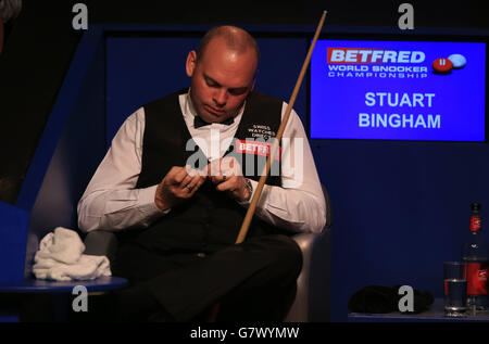 Stuart Bingham d'Angleterre pendant son match de demi-finale contre Judd Trump d'Angleterre pendant le treize jour des Championnats du monde de Betfred au Crucible Theatre, Sheffield. Banque D'Images