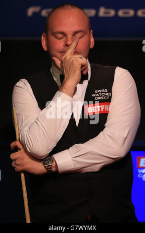 Stuart Bingham d'Angleterre pendant son match de demi-finale contre Judd Trump d'Angleterre pendant le treize jour des Championnats du monde de Betfred au Crucible Theatre, Sheffield. Banque D'Images