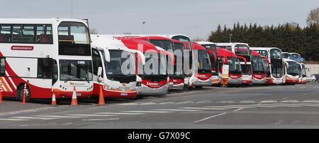 Bus les autocars Eireann stationnés au dépôt de bus de Phibsboro en tant que membres des syndicats SIPTU et du Syndicat national des bus et des chemins de fer (NBRU) participent à une grève de 48 heures touchant les services de bus et d'autobus de Dublin Eireann. Banque D'Images