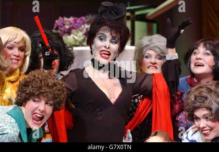 Ruby Wax (au centre) pose avec la fonte pendant une photocall pour une nouvelle étape de production des sorcières par Roald Dahl. Ruby Wax étoiles comme le mal Grand High Witch, déterminé à transformer tous les enfants anglais en souris. Banque D'Images