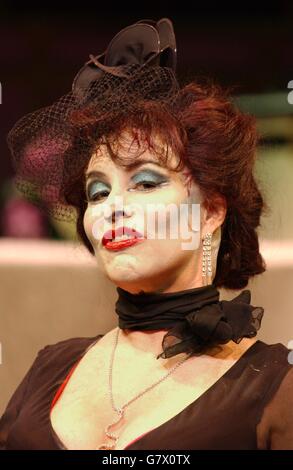 Ruby Wax (au centre) pose avec la fonte pendant une photocall pour une nouvelle étape de production des sorcières par Roald Dahl. Ruby Wax étoiles comme le mal Grand High Witch, déterminé à transformer tous les enfants anglais en souris. Banque D'Images