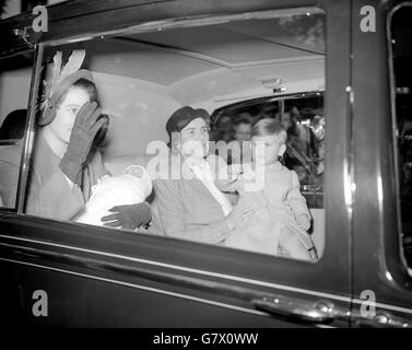 La princesse Elizabeth (L) et le prince Charles (R) déferle de la voiture tandis que la famille royale quitte Clarence House pour la gare de King's Cross. L'infirmière Lightbody détient le prince Charles et la princesse Elizabeth détient la princesse Anne. 17/09/1950 Banque D'Images