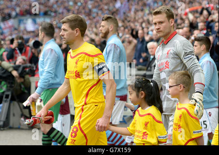 Football - FA Cup - demi finale - Aston Villa v Liverpool - Wembley Stadium.Le capitaine de Liverpool Steven Gerrard (à gauche) dirige son équipe vers le début du match Banque D'Images