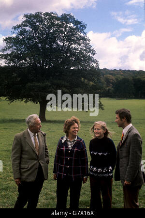 Le premier ministre Harold Wilson profite d'un week-end à Chequrs avec des membres de sa famille, en flânant dans les champs qui ne sont pas encore automnaux.Il est avec son fils Robin, sa belle-fille Joy et sa femme Mary. Banque D'Images