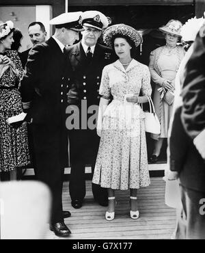 Image - Leurs Majestés avec la Princesse Margaret visitez 'Queen Elizabeth' - Southampton Banque D'Images