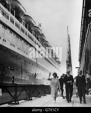 Leurs majestueuses le Roi et la Reine, accompagnés de la princesse Margaret de H.R.H, ont effectué une visite à Southampton aujourd'hui (mercredi) pour voir le Cunard White Star Liner 'Queen Elizabeth' . Le Royal Party a inspecté le nouveau portrait de H.M. la Reine qui est suspendu dans le salon principal du navire. Banque D'Images