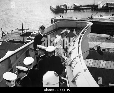 H.M le Roi et la Reine avec le capitaine John Ford, commandant de la Reine Elizabeth sur le pont. Leurs majestueuses le Roi et la Reine, accompagnés de la princesse Margaret de H.R.H, ont effectué une visite à Southampton aujourd'hui (mercredi) pour voir le Cunard White Star Liner 'Queen Elizabeth' . Le Royal Party a inspecté le nouveau portrait de H.M. la Reine qui est suspendu dans le salon principal du navire. Banque D'Images