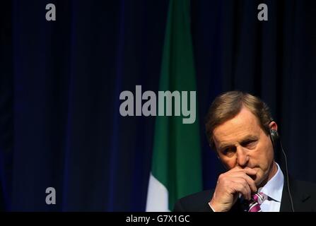 Taoiseach Enda Kenny lors d'une conférence de presse avec le Premier ministre français Manuel Valls (non représenté) dans les bâtiments gouvernementaux de Dublin. Banque D'Images